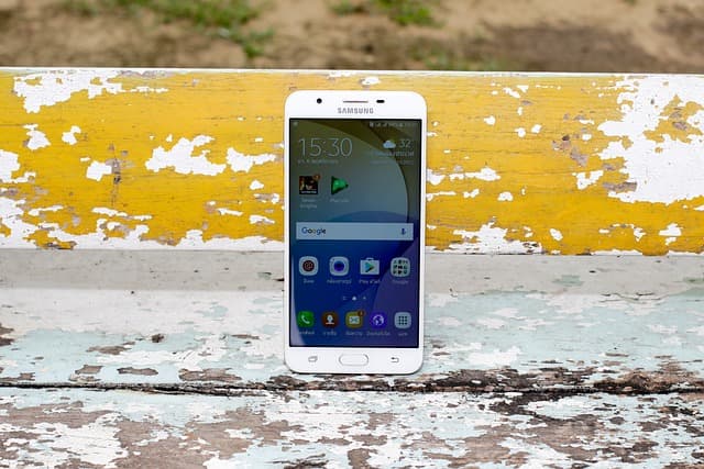 Selling Old Mobile Phones in Chennai: Is It Better to Go Online or Offline?